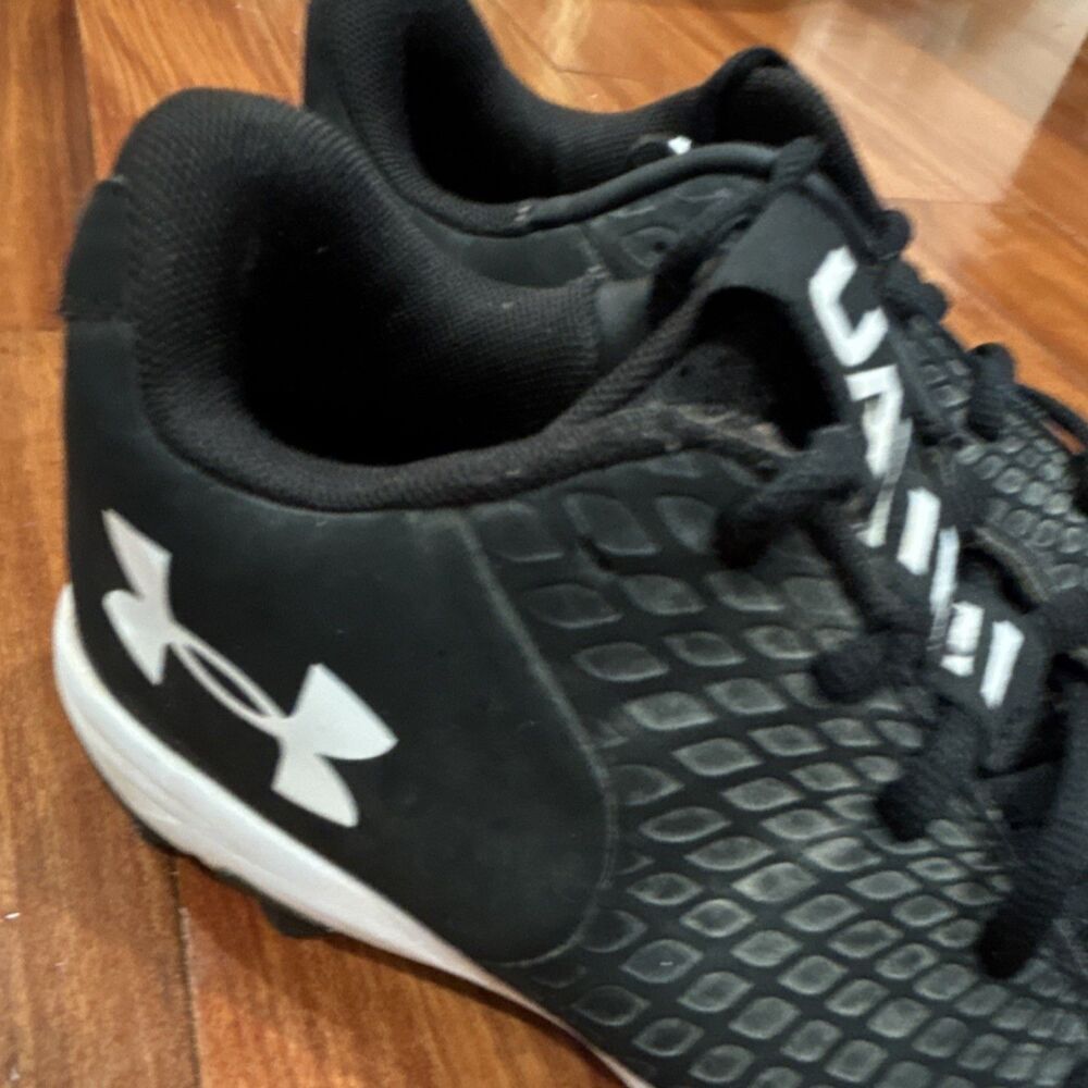 Under Armour Black/White Kids Baseball Molded Cleats Low Top Shoes size 5.5y - Picture 4 of 11